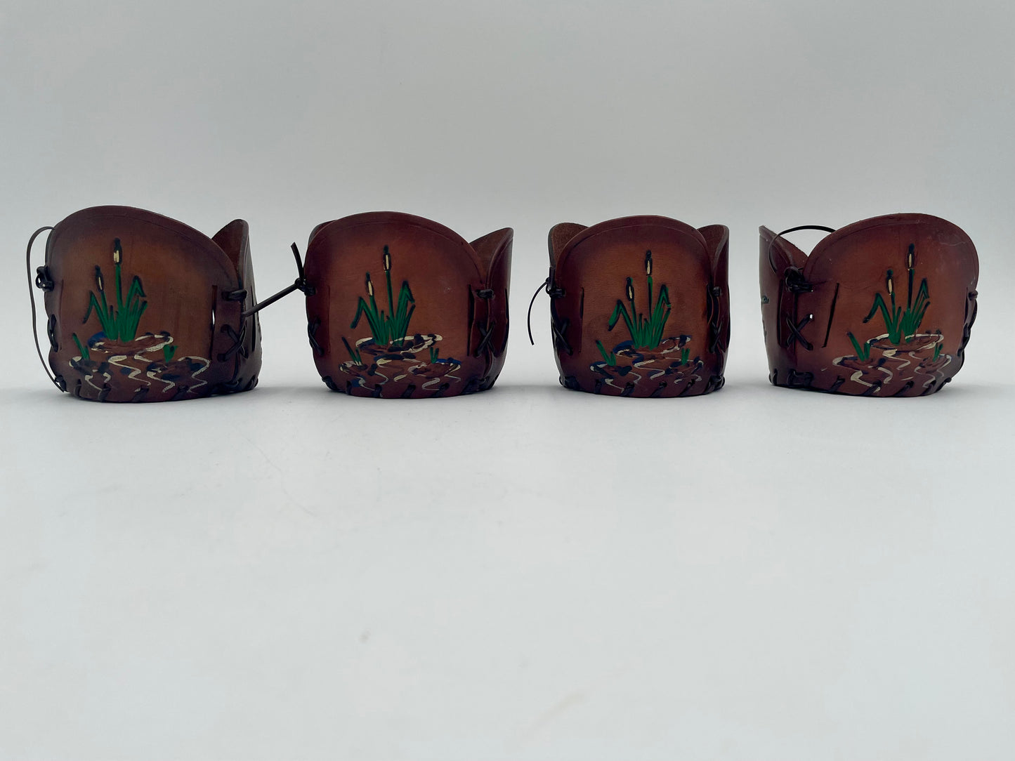 Vintage Set of 4
Highball Drinking Glass Tooled Leather Holder
Mallard Ducks