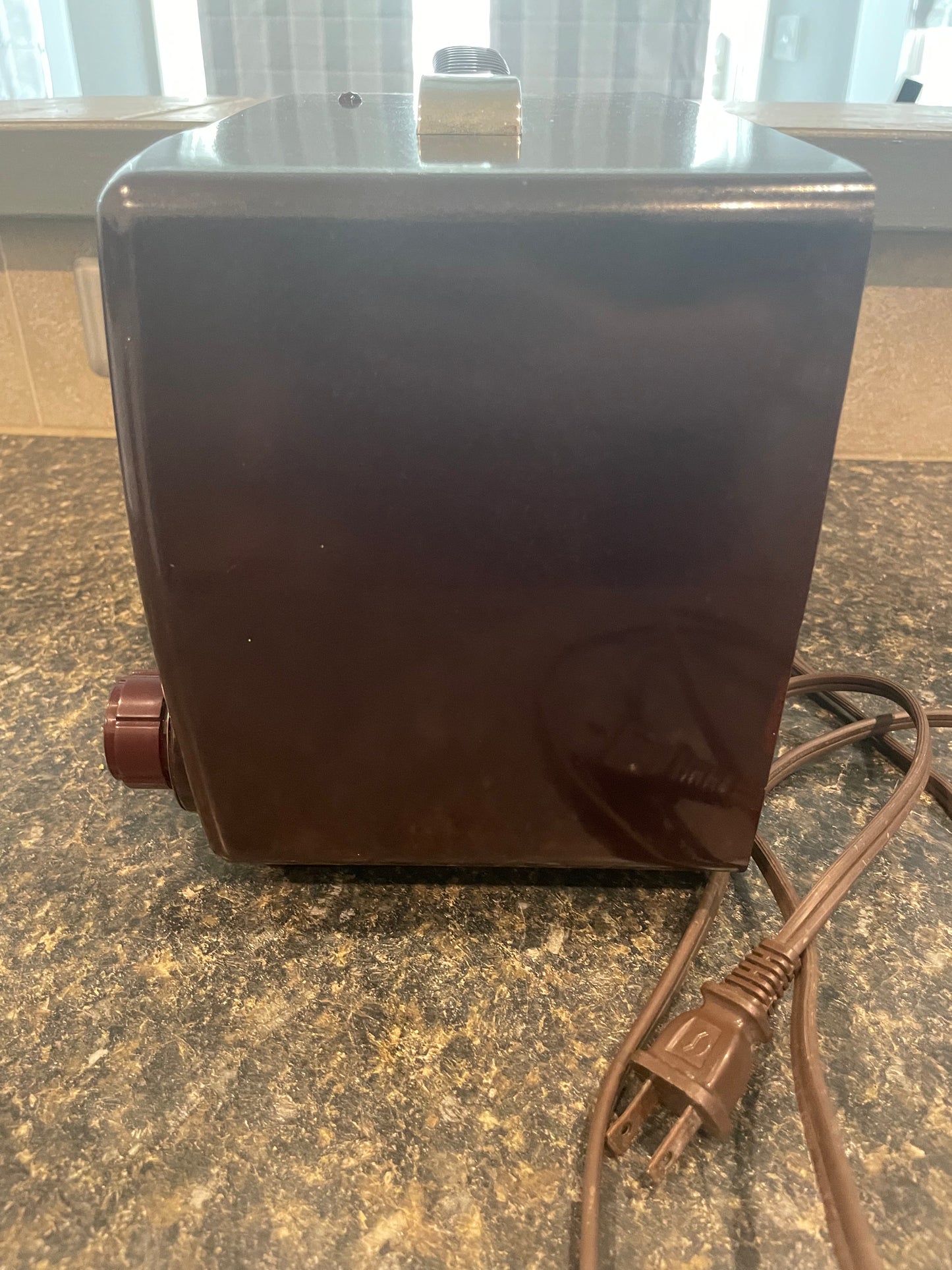 1951 Zenith H-615
AM 6 Tube Brown Bakelite Radio w/ Gold Trim - Works - Vintosh Vintage