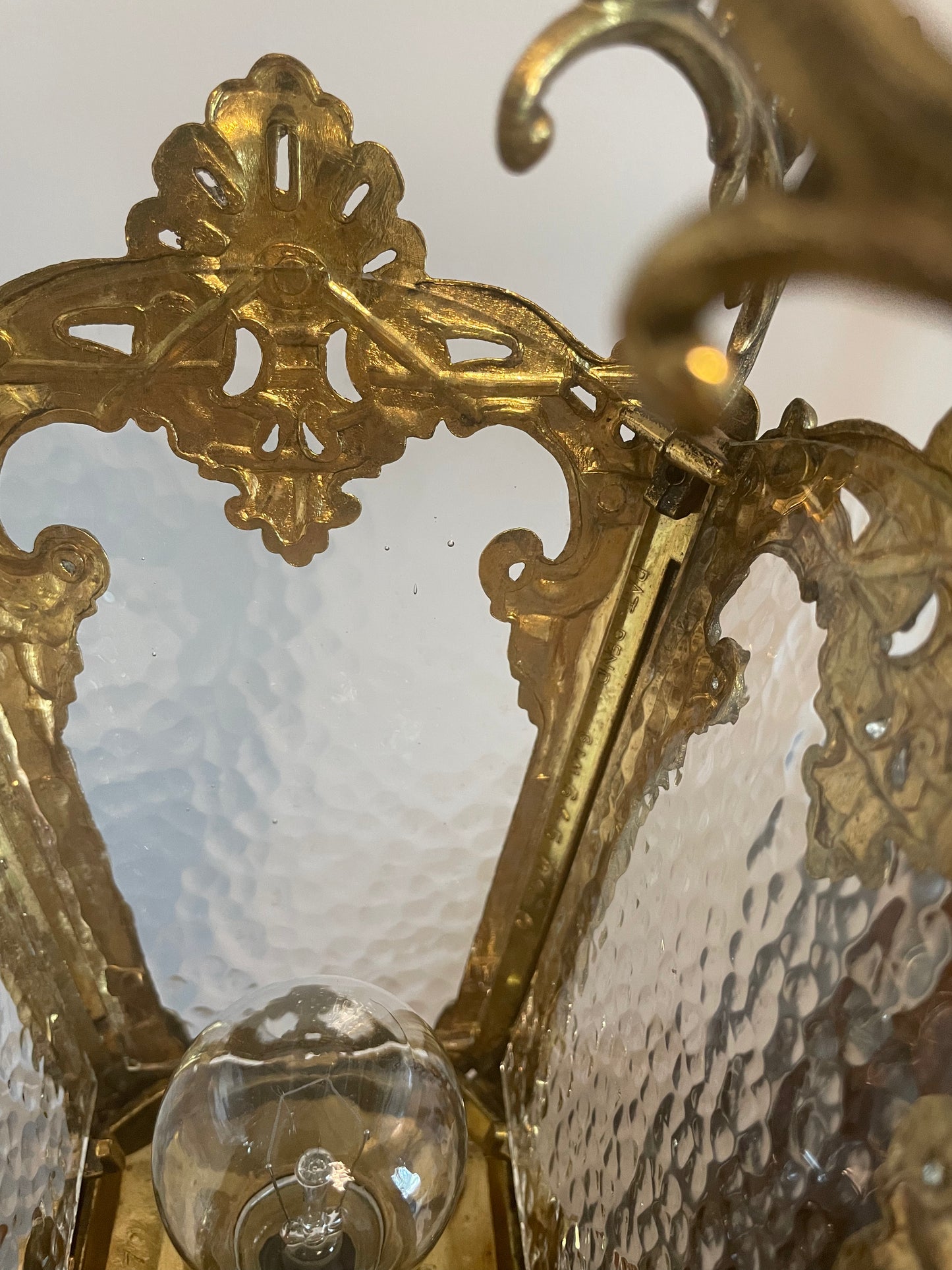 Vintage Ornate
Crystal Gilt Metal Crinkle Glass "Lamp Post" Style Table Lamp 31"