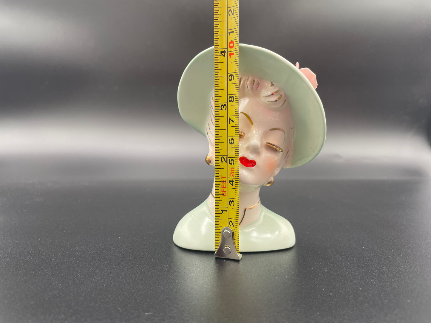 1950s Glamour Girl
Head Vase Green Dress & Hat Gold Lashes
Accent Red Lips 4"