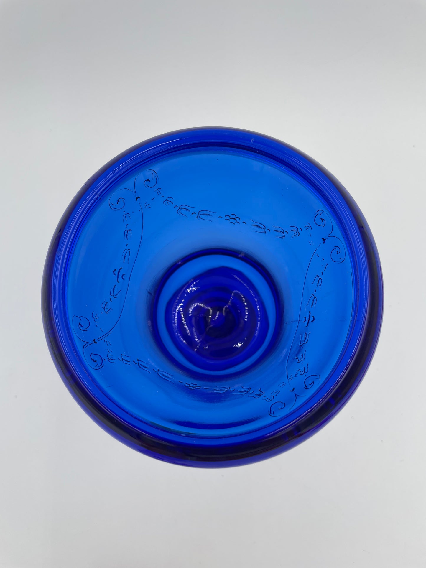 1930s L.E. Smith Cobalt Blue Glass 7.5" Urn Vase Embossed Garland Pattern - USA - Vintosh Vintage