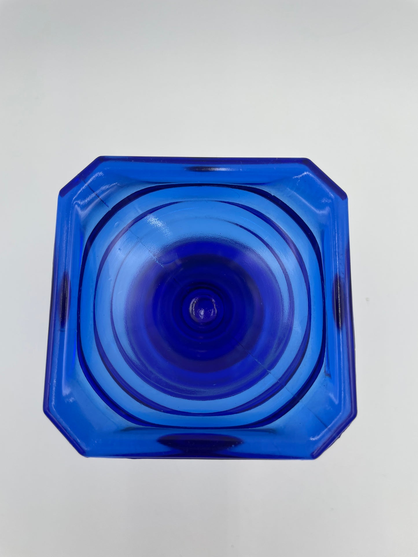 1930s L.E. Smith Cobalt Blue Glass 7.5" Urn Vase Embossed Garland Pattern - USA - Vintosh Vintage