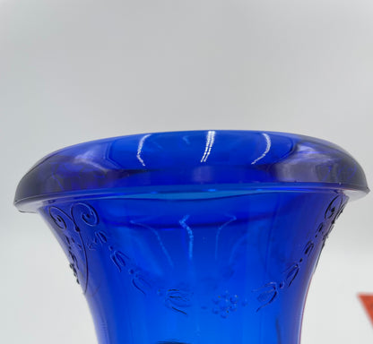 1930s L.E. Smith Cobalt Blue Glass 7.5" Urn Vase Embossed Garland Pattern - USA - Vintosh Vintage