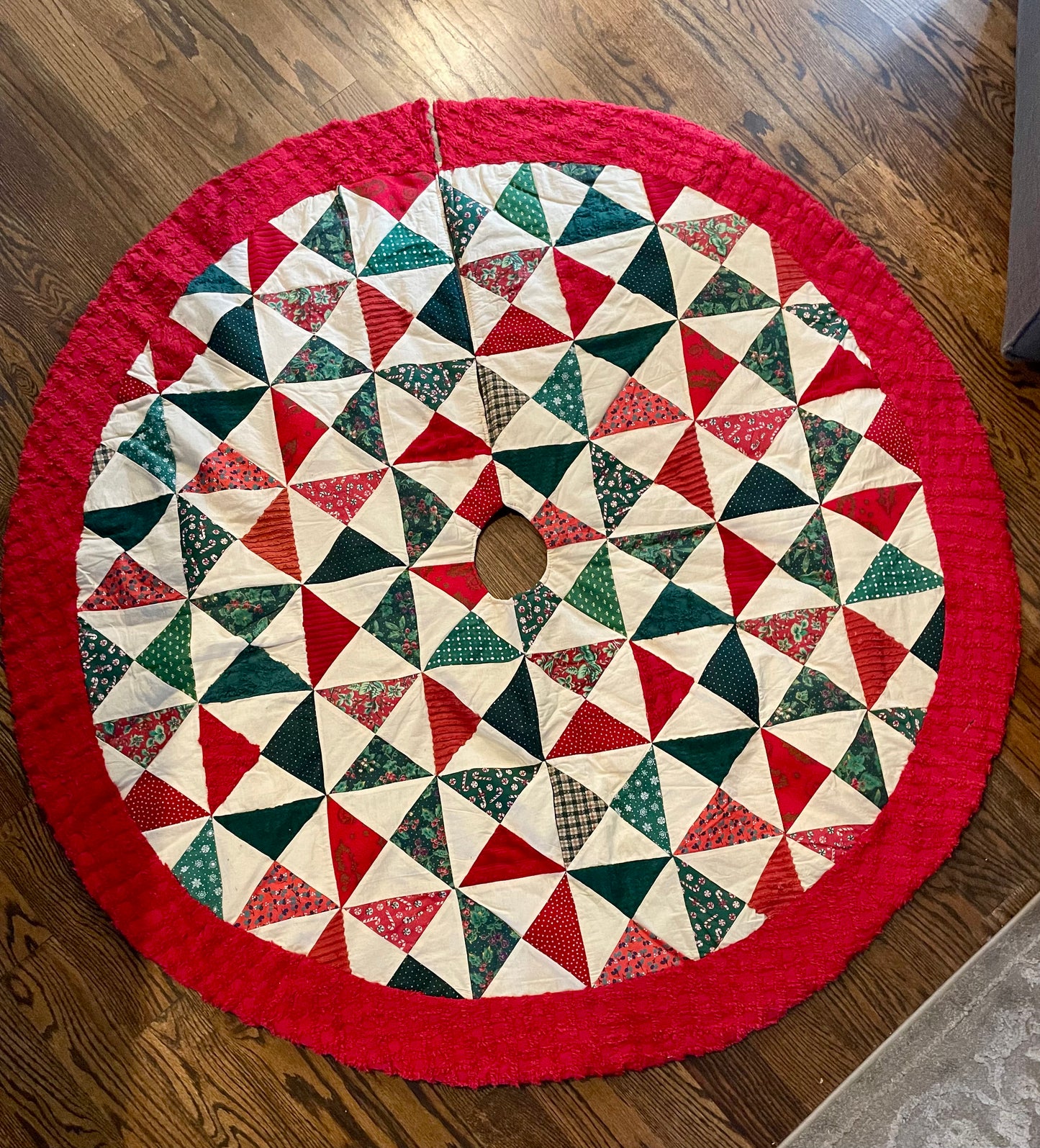 Vintage-Style Patchwork
Quilted Christmas Tree Skirt w/Red Chenille Border 45"