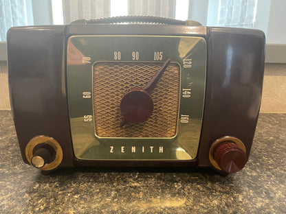 1951 Zenith H-615
AM 6 Tube Brown Bakelite Radio w/ Gold Trim - Works - Vintosh Vintage