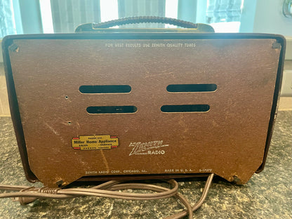 1951 Zenith H-615
AM 6 Tube Brown Bakelite Radio w/ Gold Trim - Works - Vintosh Vintage