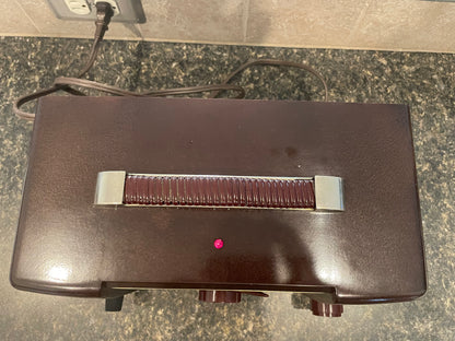 1951 Zenith H-615
AM 6 Tube Brown Bakelite Radio w/ Gold Trim - Works - Vintosh Vintage