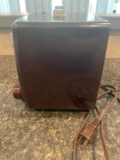 1951 Zenith H-615
AM 6 Tube Brown Bakelite Radio w/ Gold Trim - Works - Vintosh Vintage