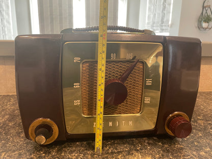 1951 Zenith H-615
AM 6 Tube Brown Bakelite Radio w/ Gold Trim - Works - Vintosh Vintage