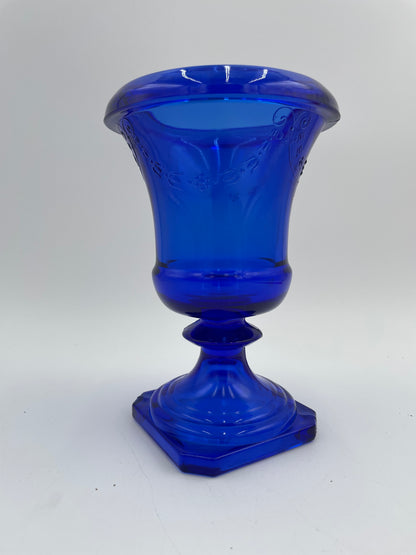 1930s L.E. Smith Cobalt Blue Glass 7.5" Urn Vase Embossed Garland Pattern - USA - Vintosh Vintage