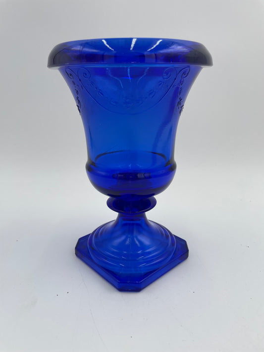 1930s L.E. Smith Cobalt Blue Glass 7.5" Urn Vase Embossed Garland Pattern - USA - Vintosh Vintage