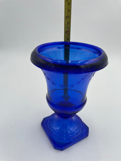 1930s L.E. Smith Cobalt Blue Glass 7.5" Urn Vase Embossed Garland Pattern - USA - Vintosh Vintage