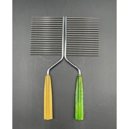 1930s Schneider Toledo Bakelite Cake Slicers Lime Green Swirl & Butterscotch -D1 - Vintosh Vintage