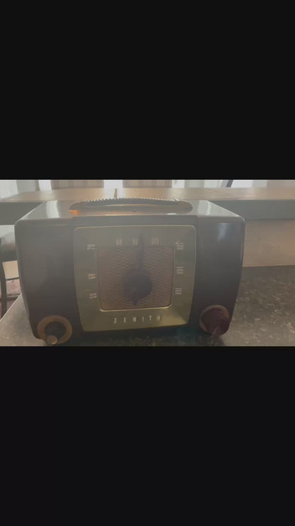 1951 Zenith H-615
AM 6 Tube Brown Bakelite Radio w/ Gold Trim - Works