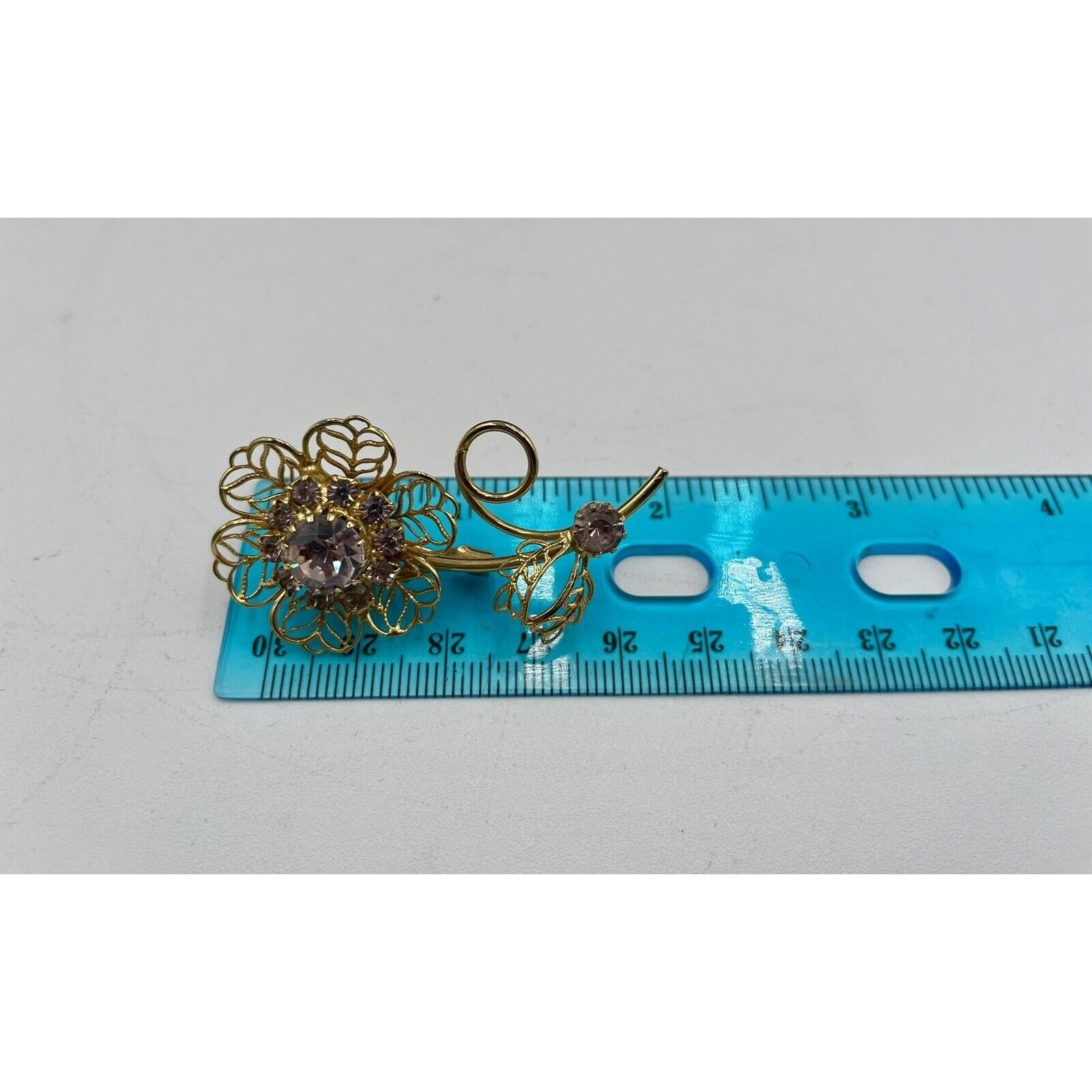 1950s Pink Rhinestone Gold Tone Filagree Long Stem Flower Brooch (A1) - Vintosh Vintage